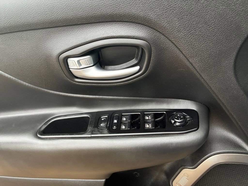 Used 2020 Jeep Renegade Limited image 27