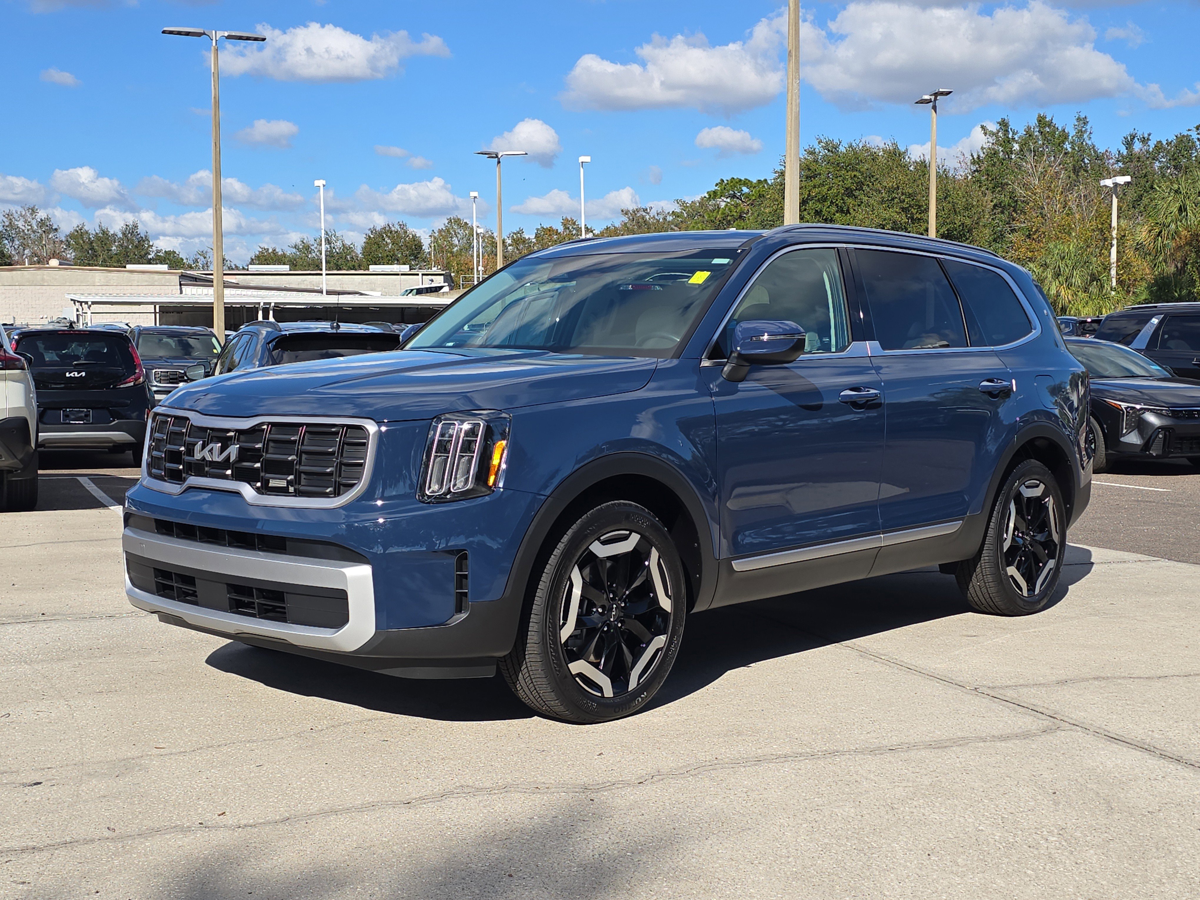 Used 2025 Kia Telluride S image 4