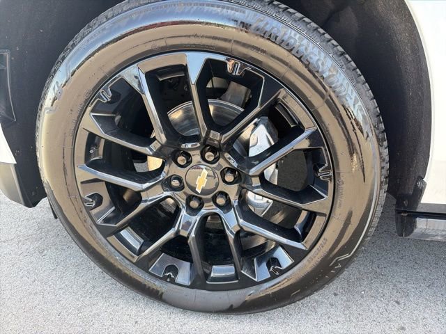 Used 2025 Chevrolet Suburban High Country AWD/4WD image 16