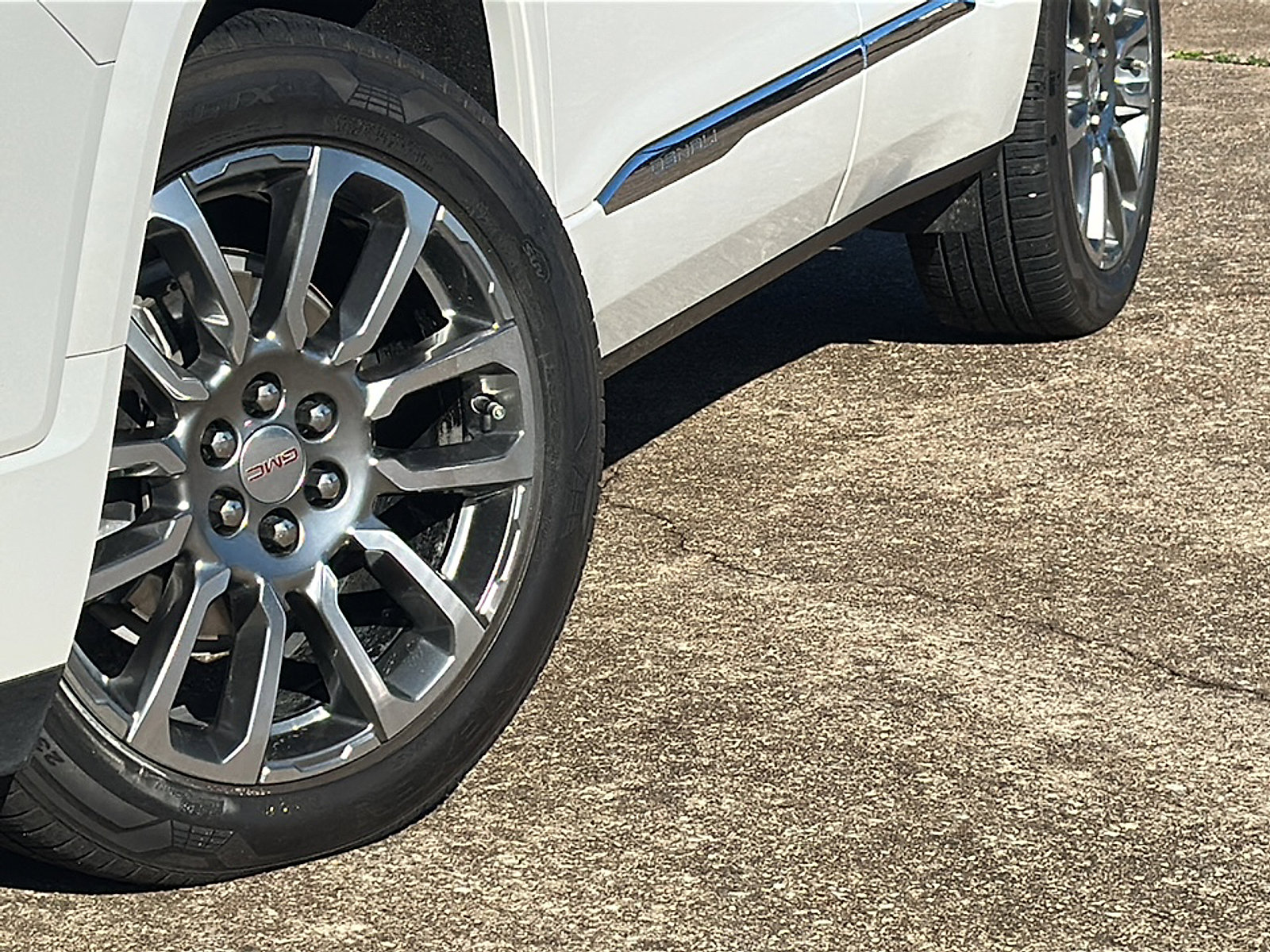 Used 2023 GMC Acadia Denali w/ Denali Ultimate Package image 3