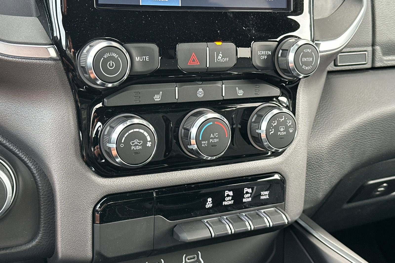 New 2026 RAM 1500 4x4 Crew Cab image 18