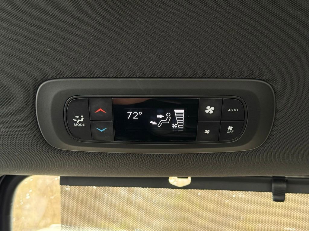 Used 2025 Chrysler Pacifica Select FWD image 40