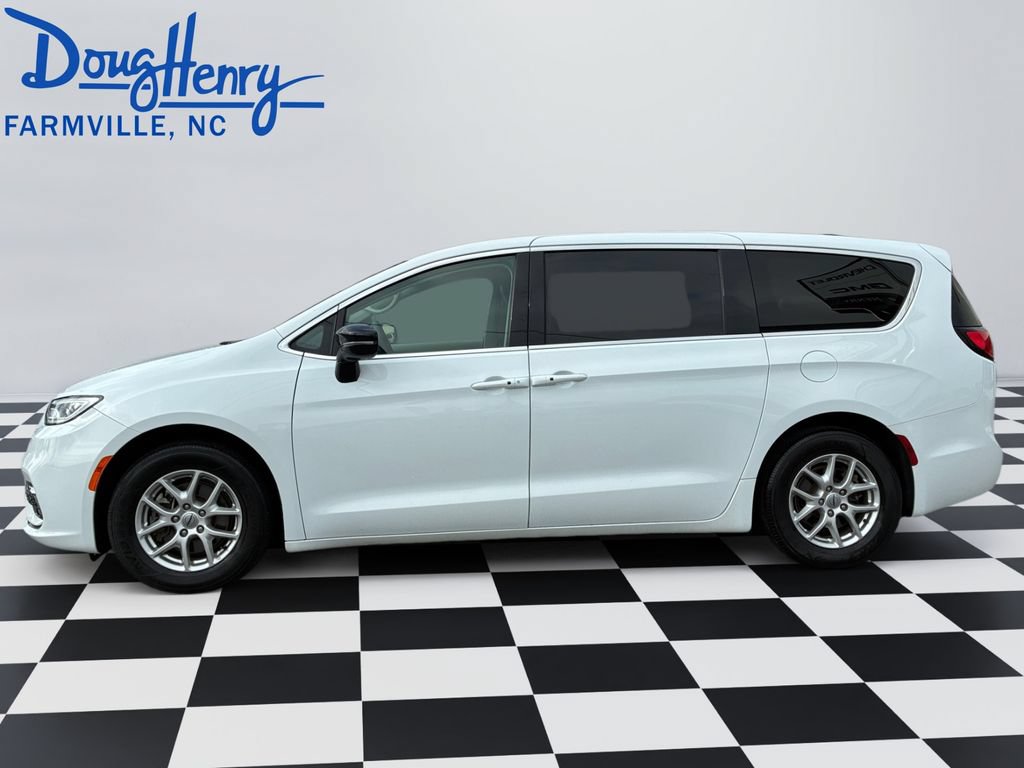 Used 2024 Chrysler Pacifica Touring-L FWD image 2