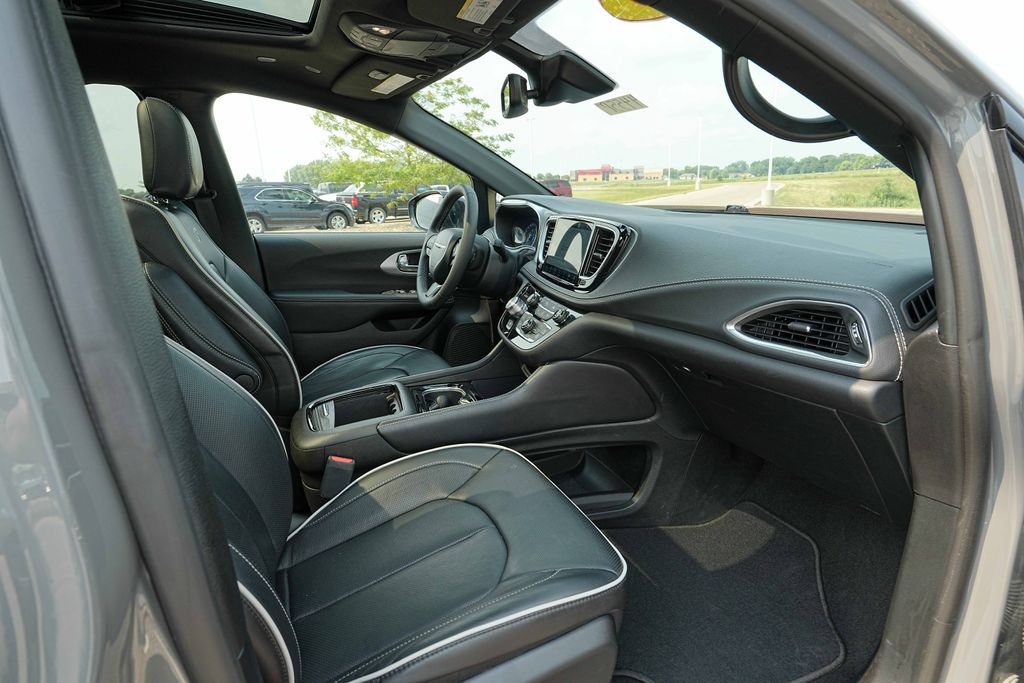 Used 2025 Chrysler Pacifica Limited FWD image 22