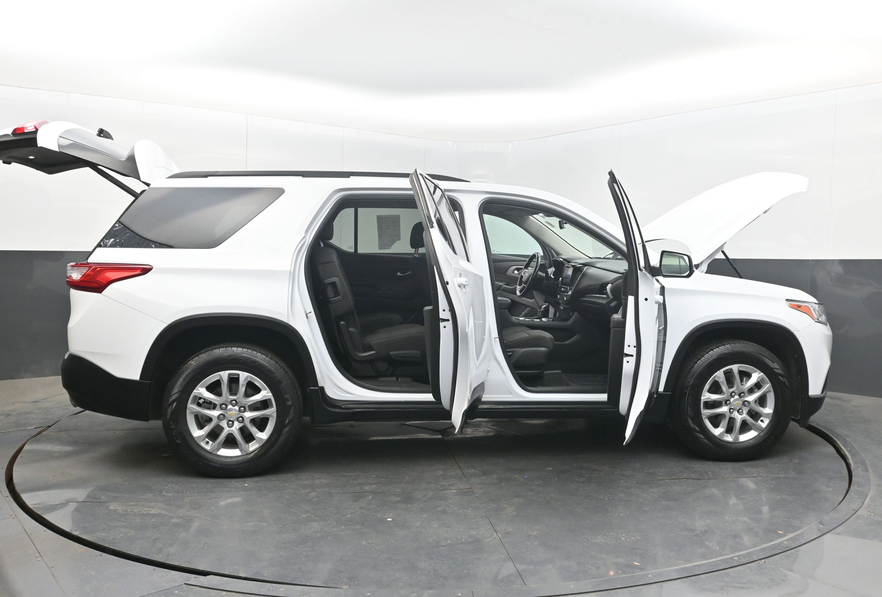 Used 2021 Chevrolet Traverse LT image 46