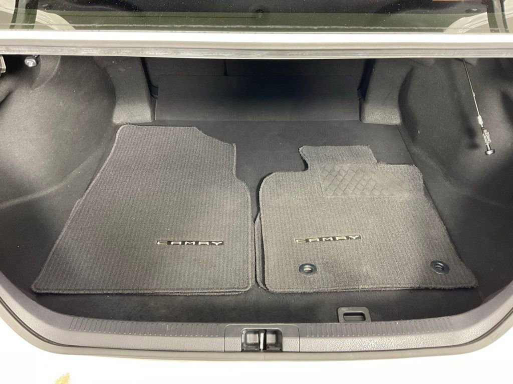 Used 2018 Toyota Camry SE FWD image 11