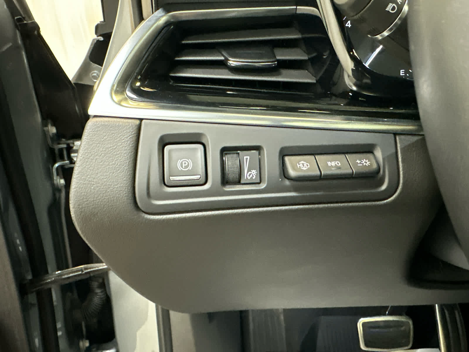 Used 2024 Cadillac XT6 Sport w/ Technology Package AWD/4WD image 23