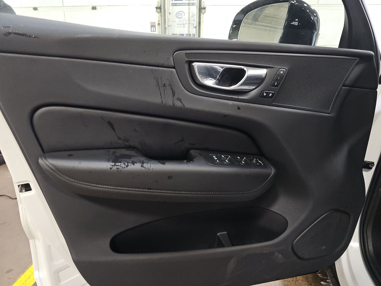 Used 2025 Volvo XC60 B5 Plus image 8