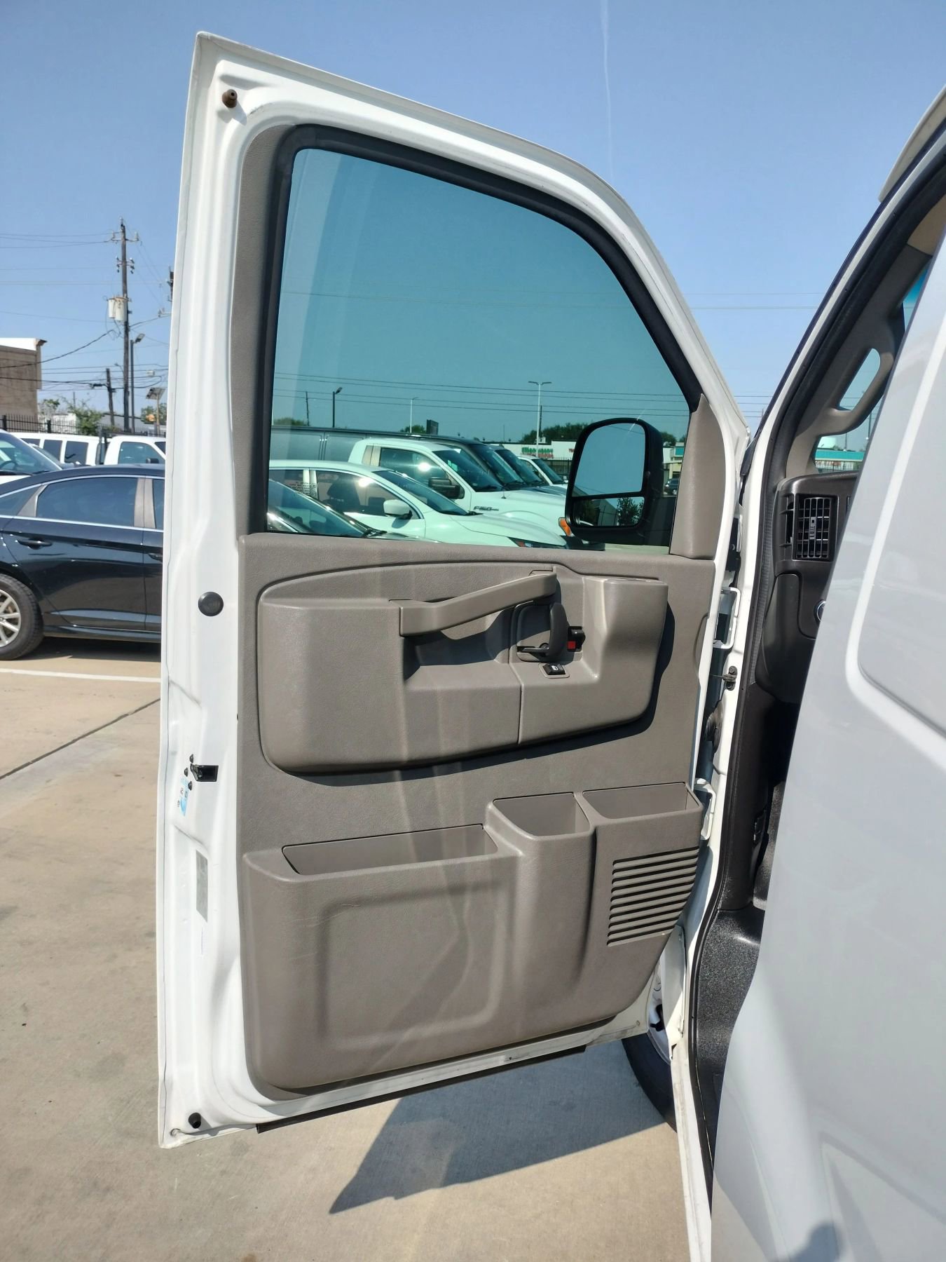 Used 2019 Chevrolet Express 3500 Extended w/ Driver Convenience Package RWD image 28