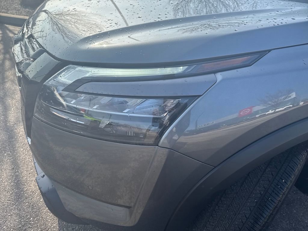 Certified 2025 Nissan Pathfinder Platinum w/ Black Appearance Package image 36