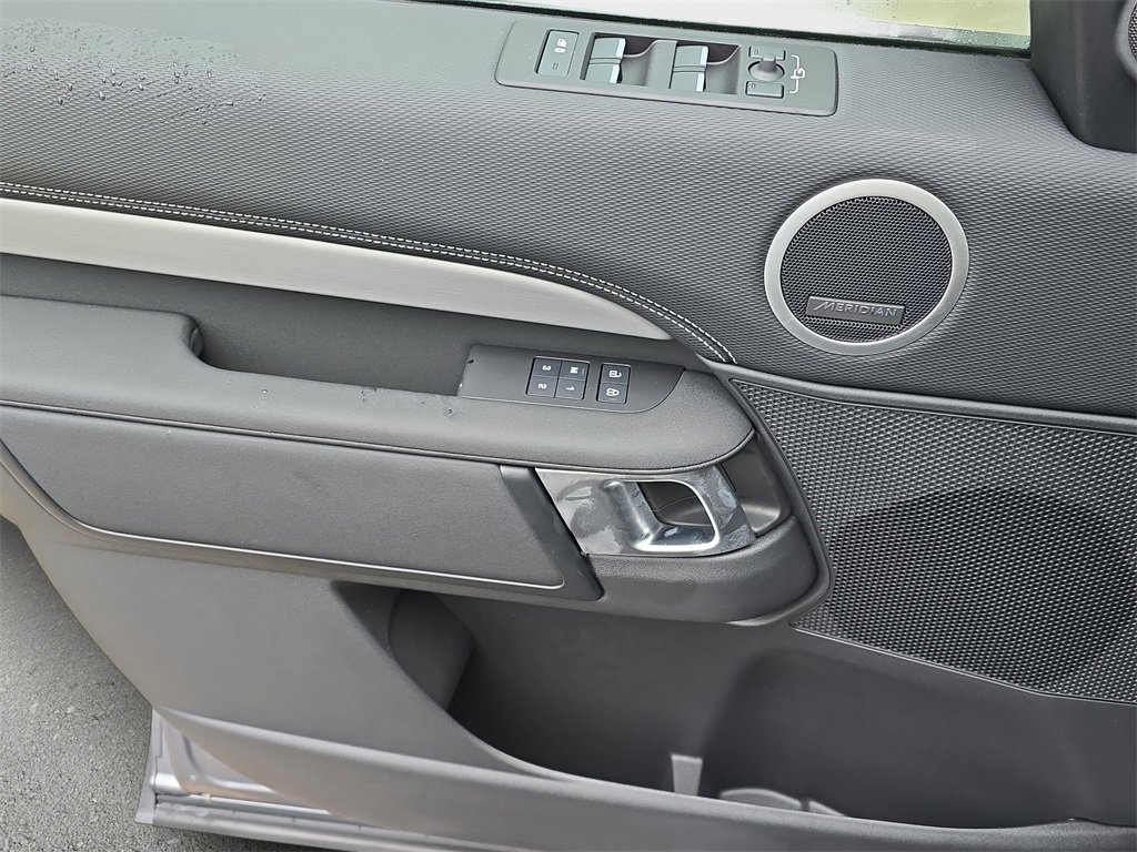 New 2026 Land Rover Discovery Dynamic SE image 29