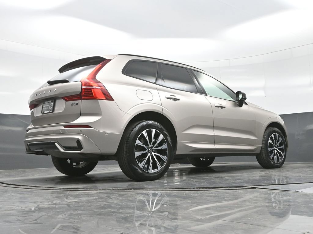 Used 2025 Volvo XC60 B5 Plus image 24