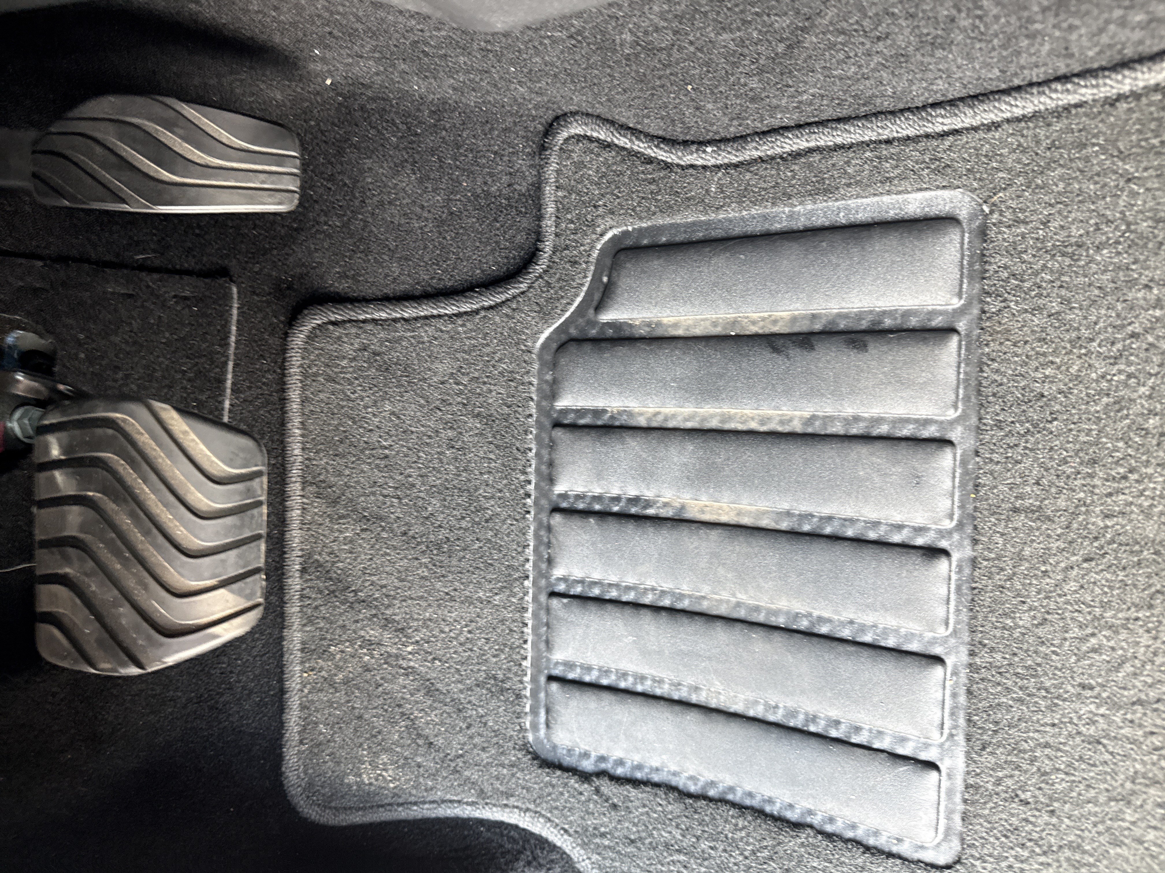 Used 2025 Nissan Sentra SR FWD image 16