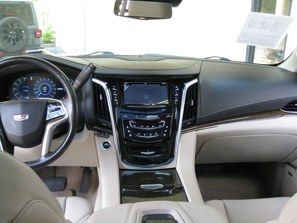 Used 2020 Cadillac Escalade Premium Luxury RWD image 31