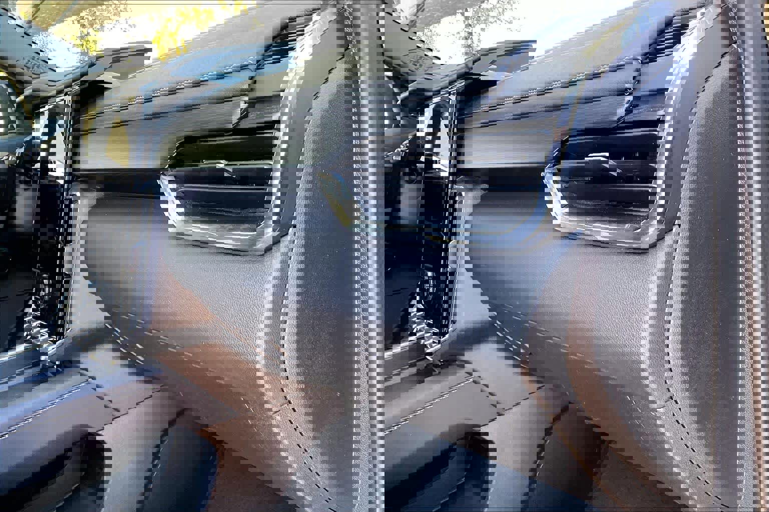 Used 2025 GMC Acadia Elevation image 16