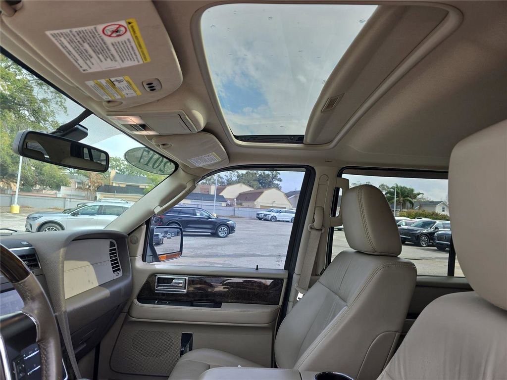 Used 2017 Lincoln Navigator Select image 25