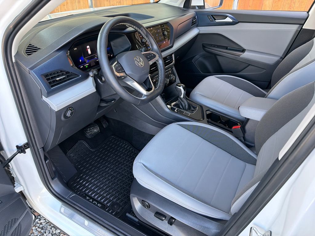 Used 2024 Volkswagen Taos SE w/ MDO Package image 2