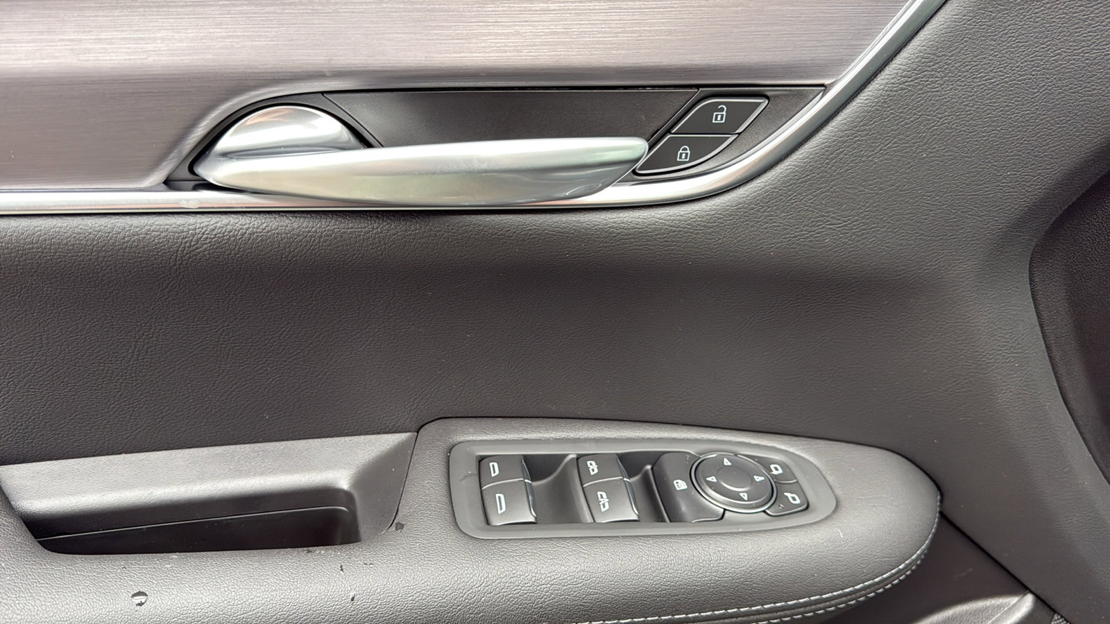 New 2025 Cadillac XT5 Luxury image 11