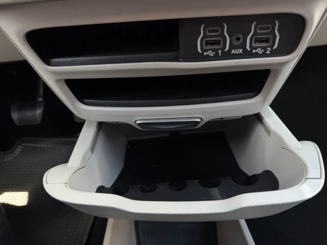 Used 2024 Chrysler Pacifica Touring-L FWD image 18