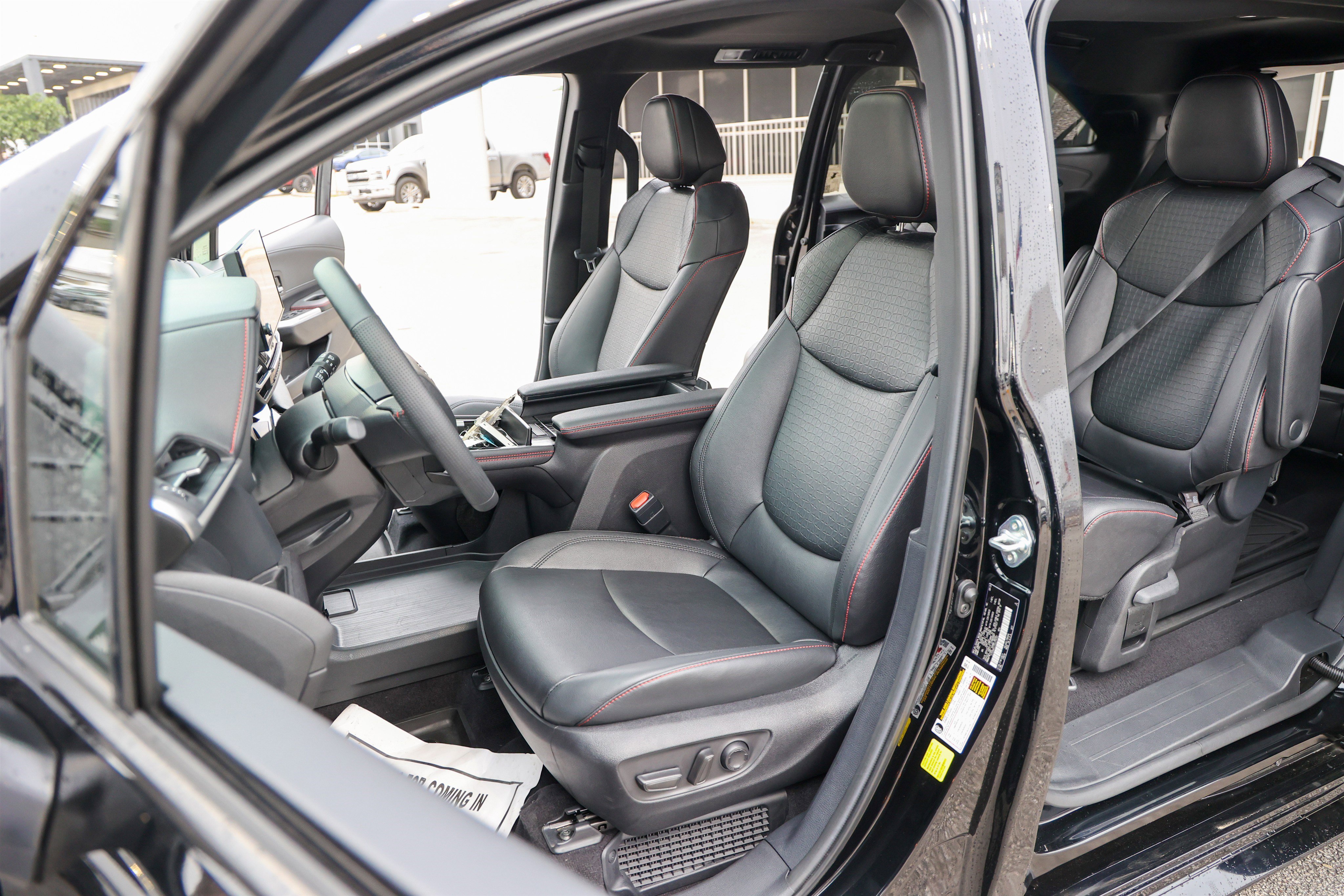Used 2025 Toyota Sienna XSE w/ XSE Plus Package FWD image 34