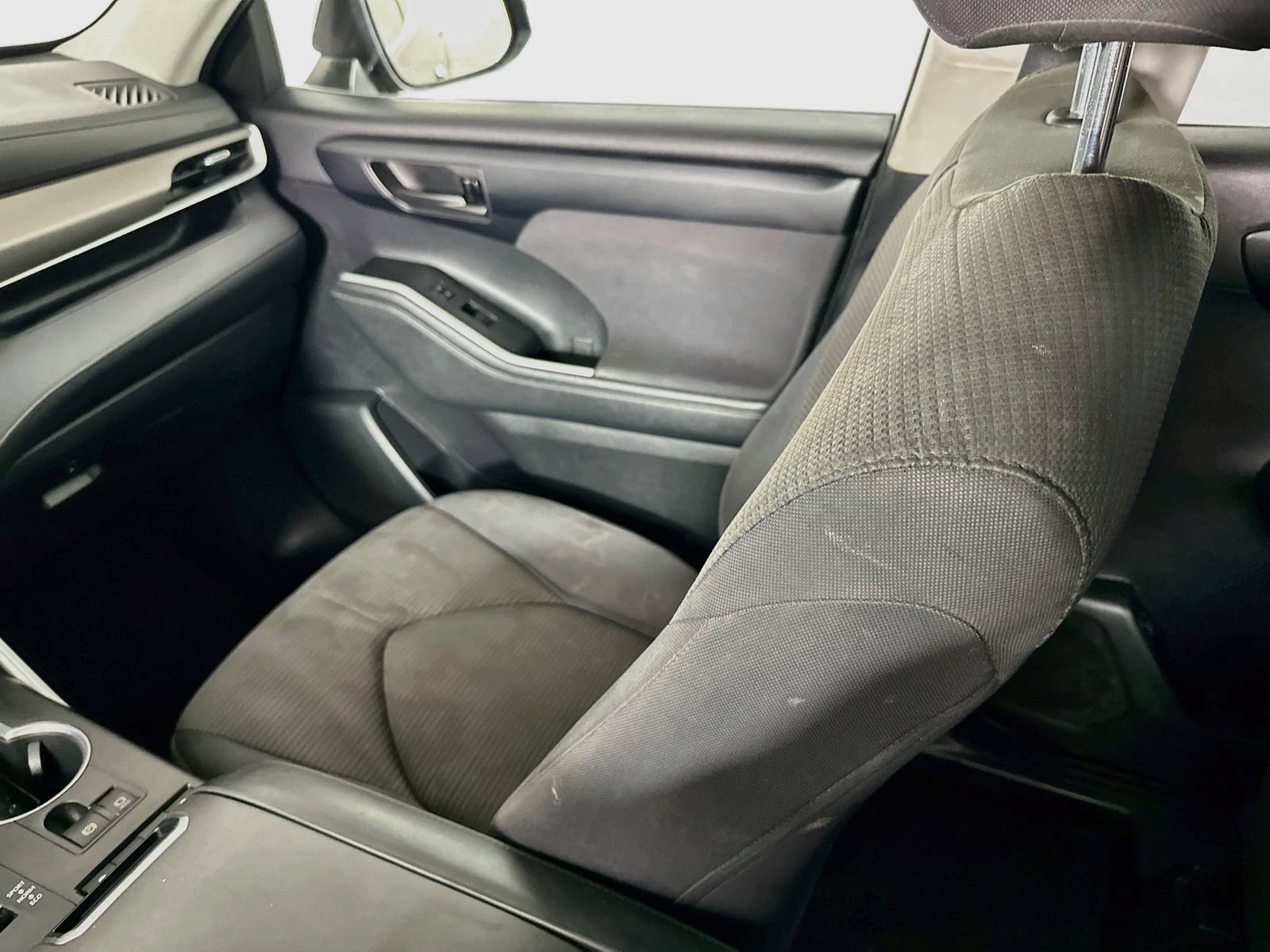Used 2021 Toyota Highlander LE FWD image 22