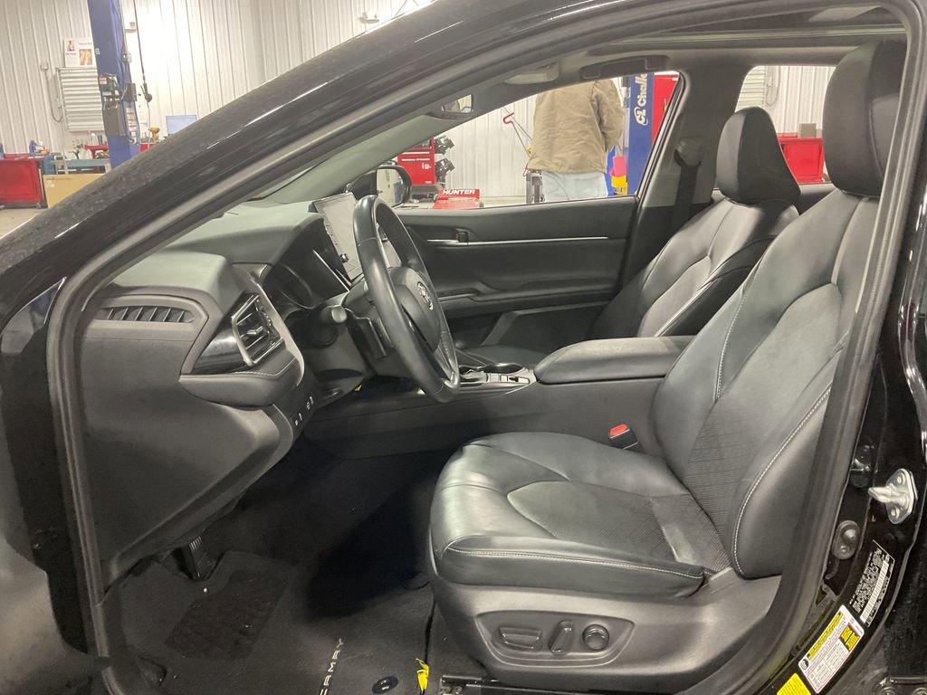 Used 2022 Toyota Camry XSE image 9