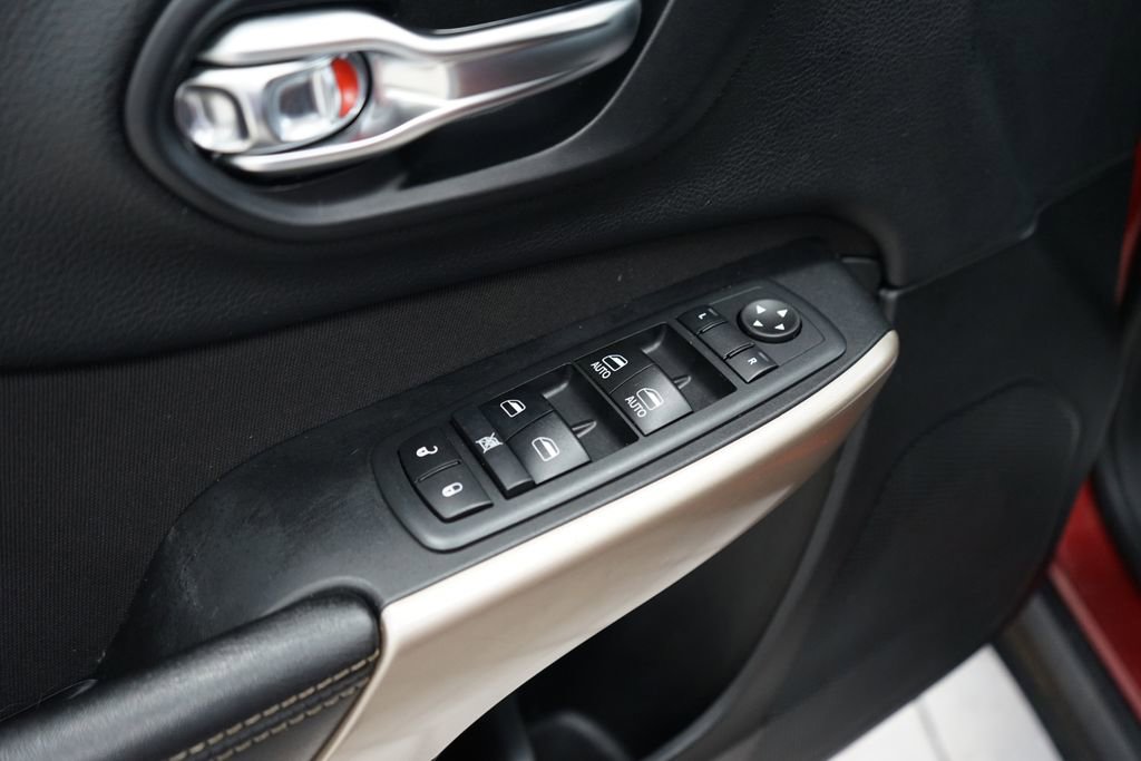 Used 2017 Jeep Cherokee Latitude w/ Cold Weather Group FWD image 24