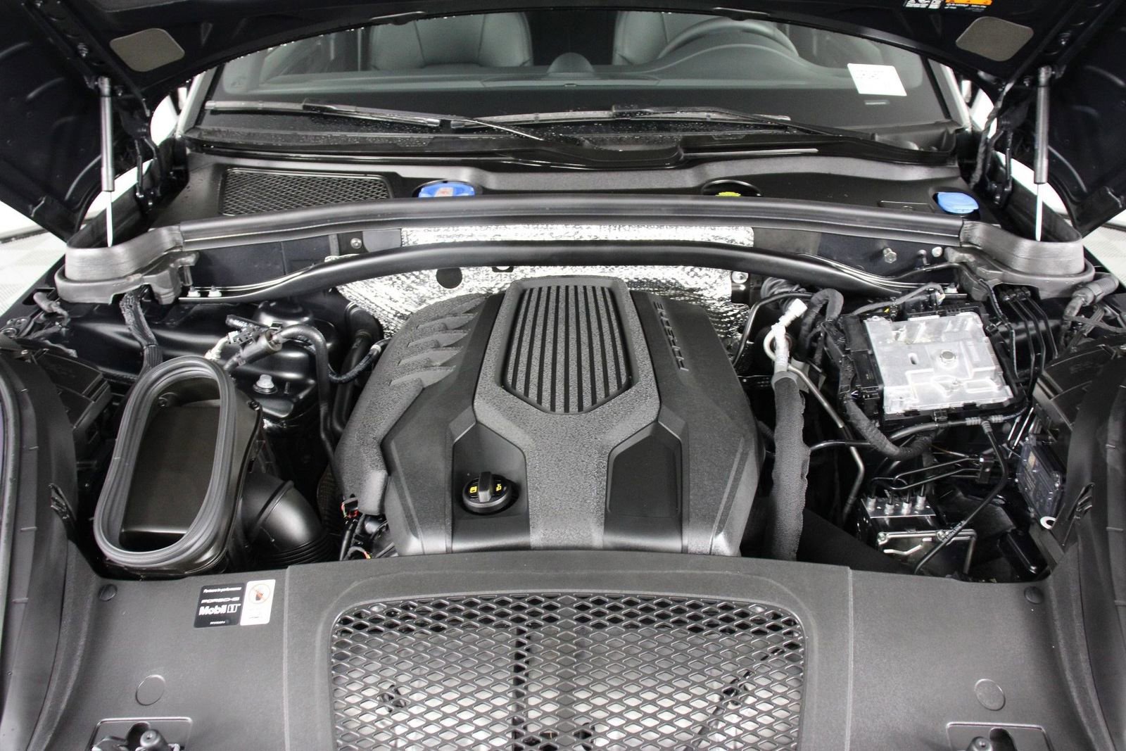 Certified 2025 Porsche Macan image 26