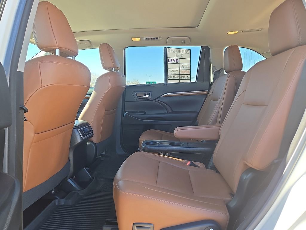 Used 2017 Toyota Highlander Limited image 16