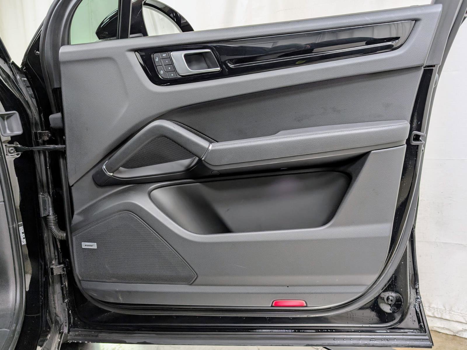 Used 2022 Porsche Cayenne Platinum Edition w/ Premium Package image 23