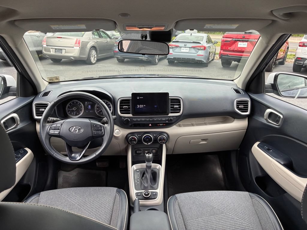 Used 2021 Hyundai Venue FWD image 16