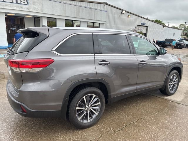 Used 2019 Toyota Highlander XLE AWD/4WD image 10