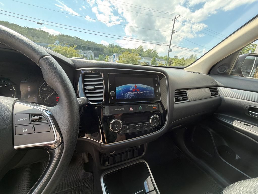 Used 2018 Mitsubishi Outlander SE AWD/4WD image 16