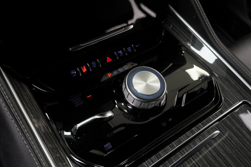 Certified 2022 Jeep Wagoneer Series III w/ Flexible Seating Group image 33