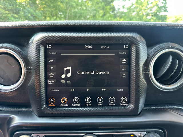 Used 2018 Jeep Wrangler Unlimited Sahara AWD/4WD image 33