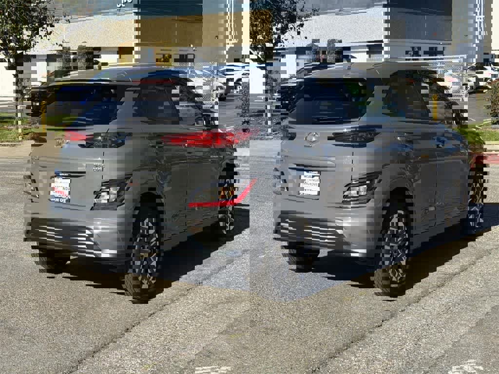 Used 2023 Hyundai Kona SE image 4