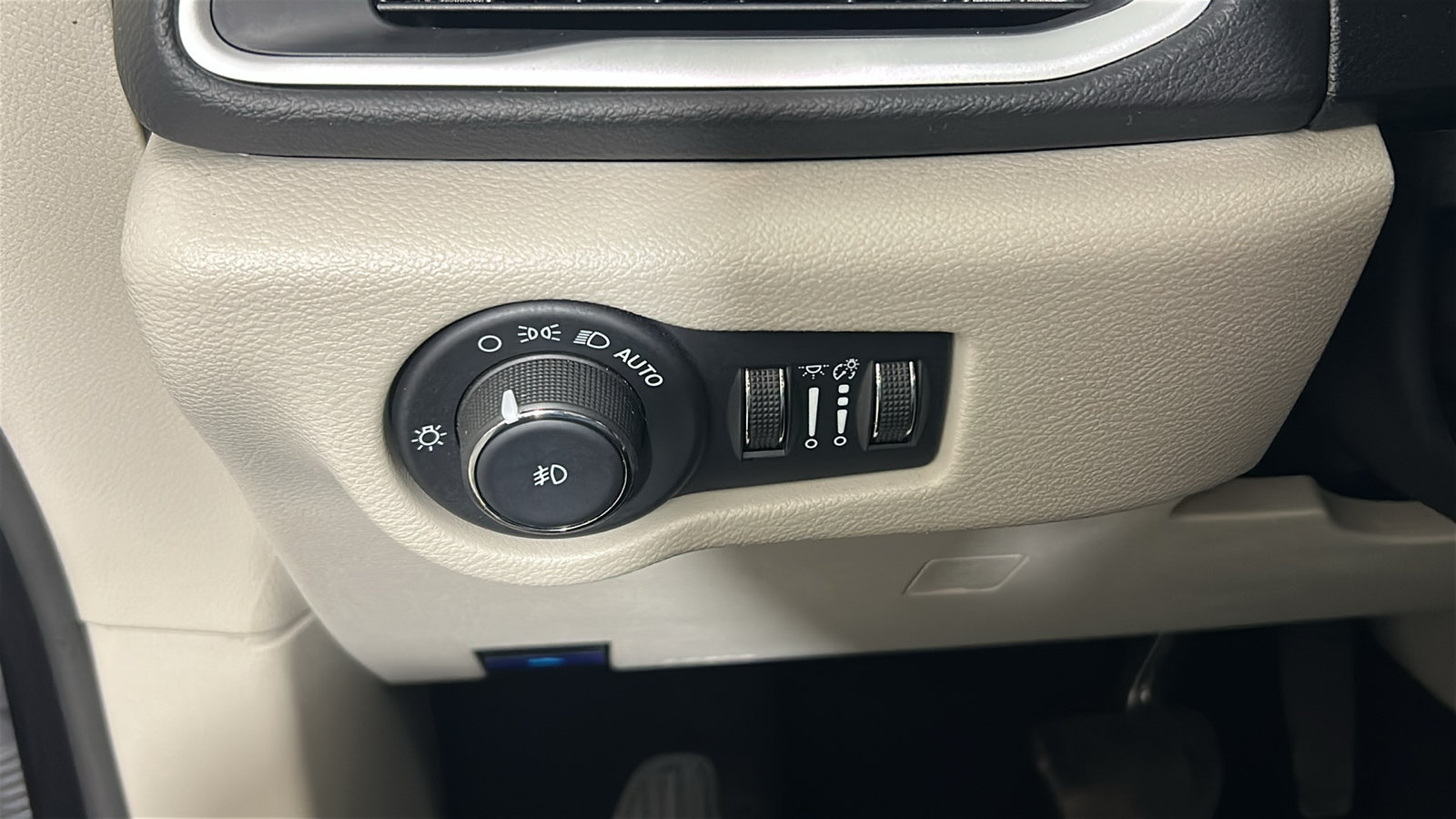 Used 2024 Chrysler Pacifica Touring-L FWD image 22