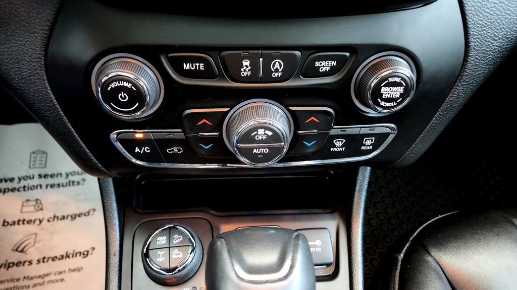 Used 2021 Jeep Cherokee Trailhawk w/ Sun, Sound & Nav Group AWD/4WD image 29