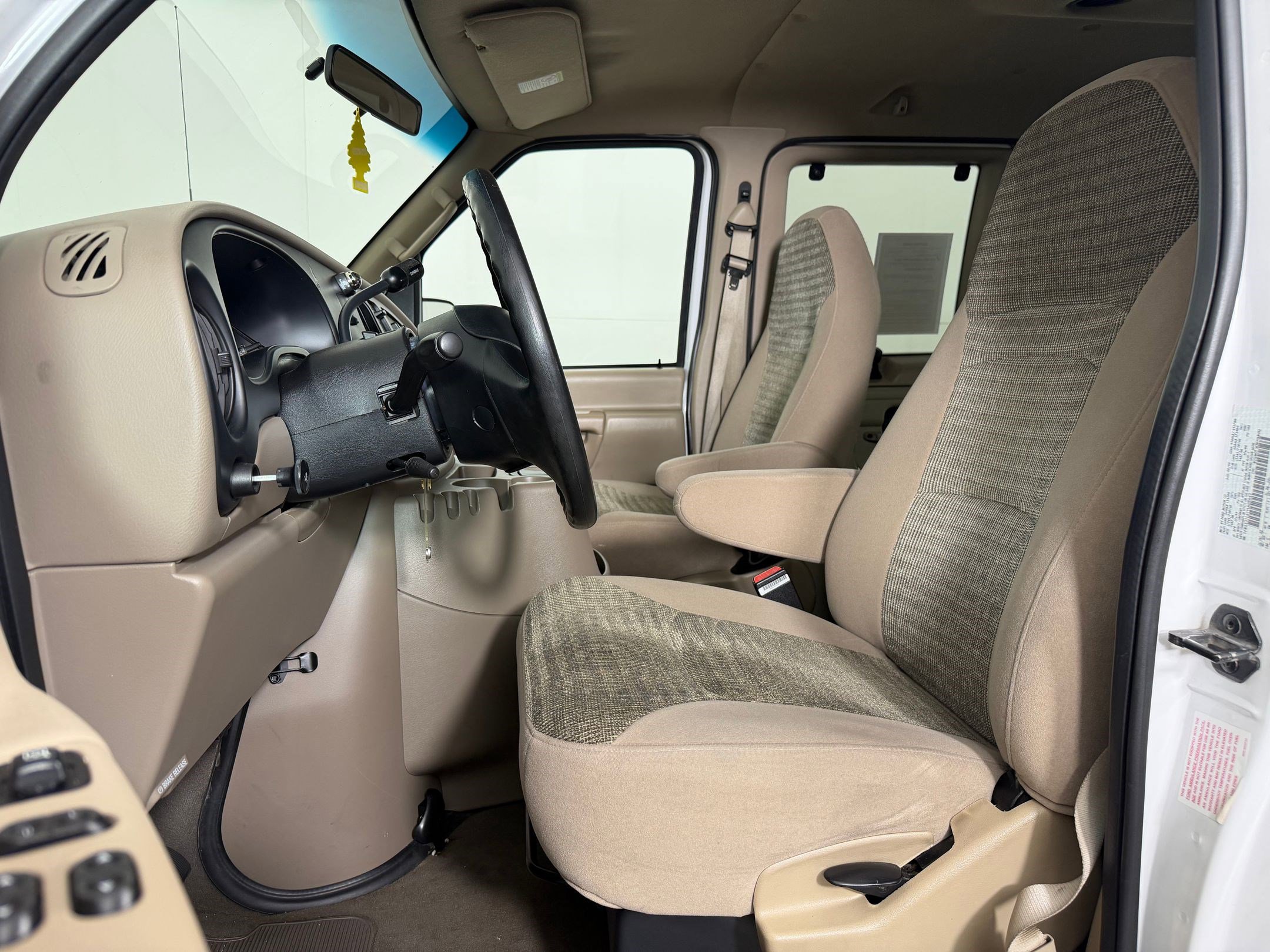 Used 2001 Ford E-350 and Econoline 350 Club Wagon image 4