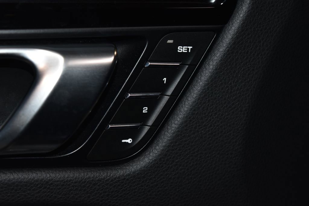 Certified 2024 Porsche Macan image 9