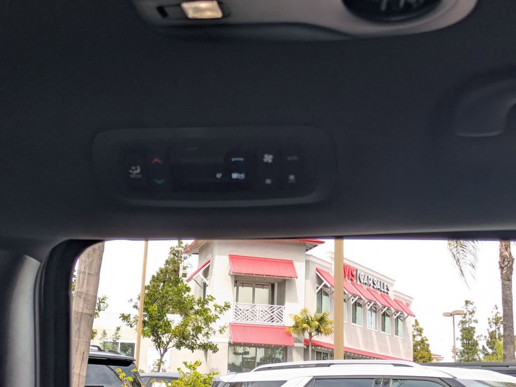Used 2025 Chrysler Pacifica Select FWD image 26