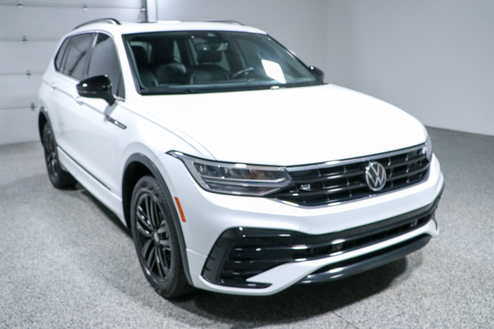 Used 2022 Volkswagen Tiguan SE R-Line AWD/4WD image 5