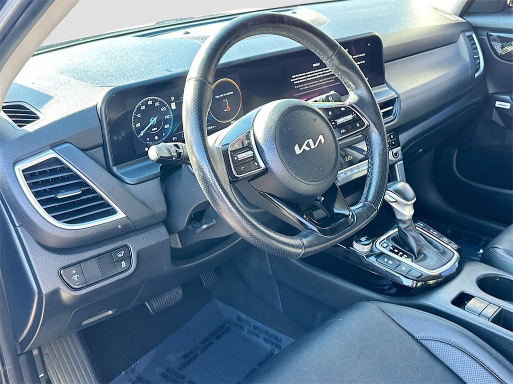 Certified 2025 Kia Seltos SX w/ SX Sunroof Package image 9