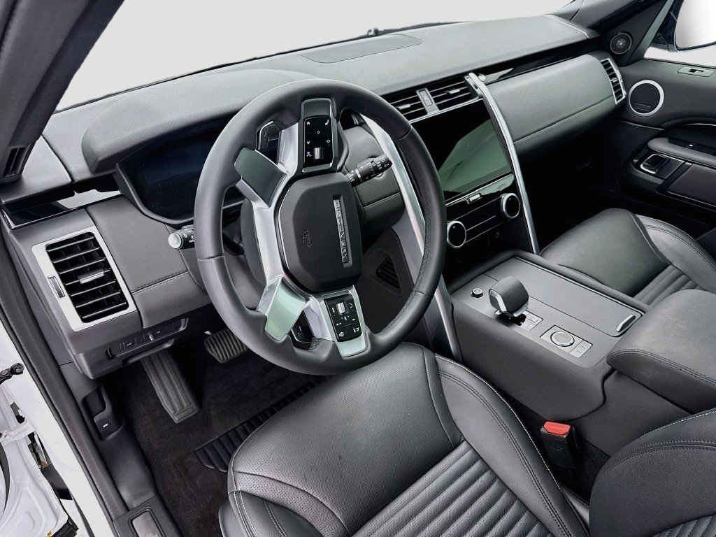 Used 2025 Land Rover Discovery S AWD/4WD image 9