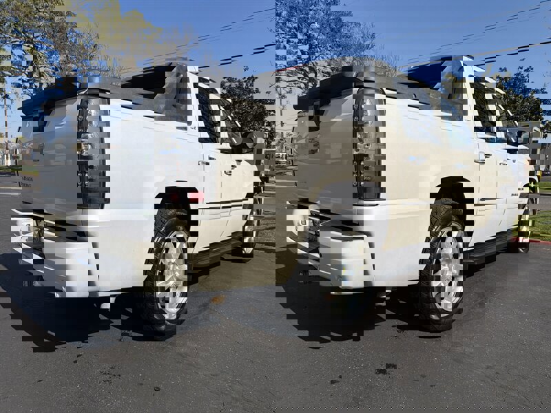 Used 2011 Chevrolet Avalanche LTZ image 12