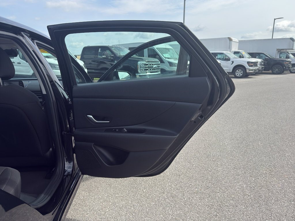 Used 2023 Hyundai Elantra SEL FWD image 17