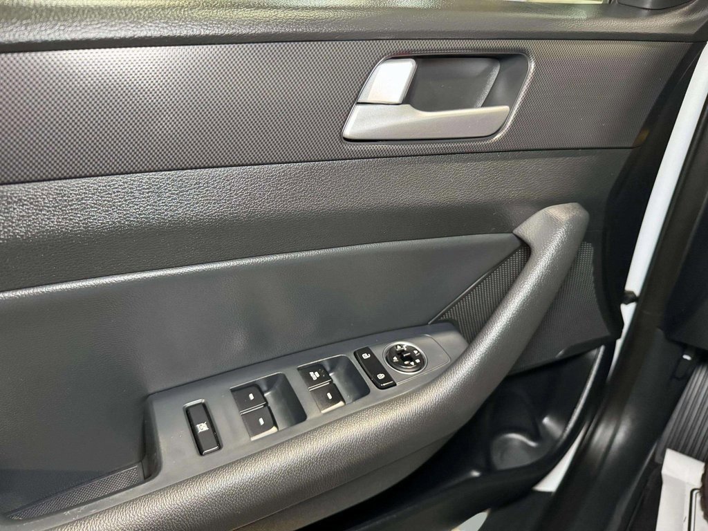 Used 2016 Hyundai Sonata Sport w/ Option Group 1V image 9