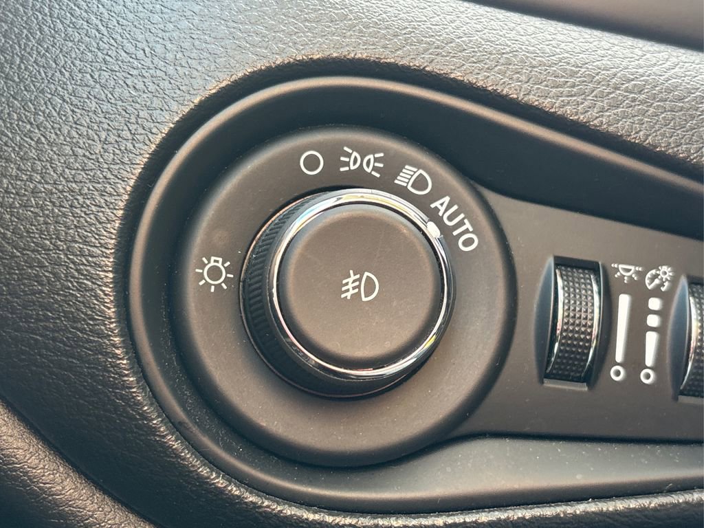 Used 2016 Jeep Renegade Limited image 21