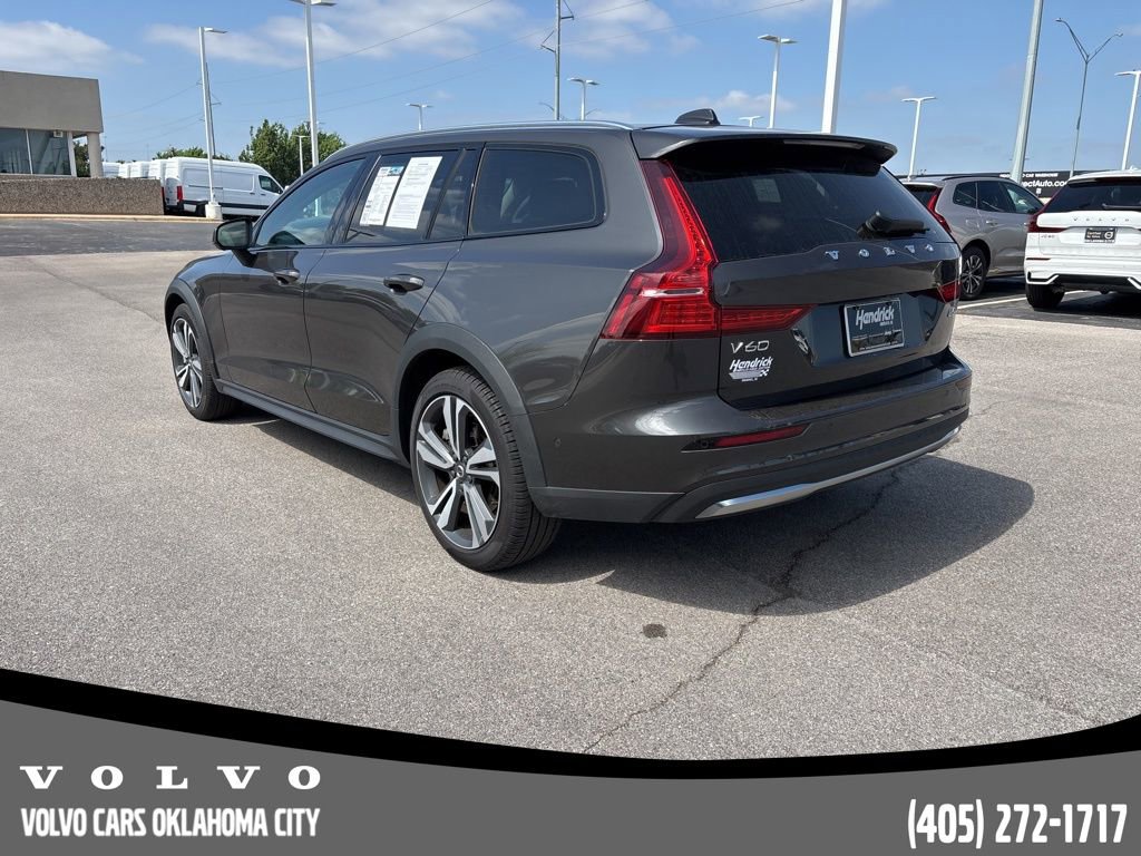 Used 2025 Volvo V60 B5 Cross Country Plus image 3