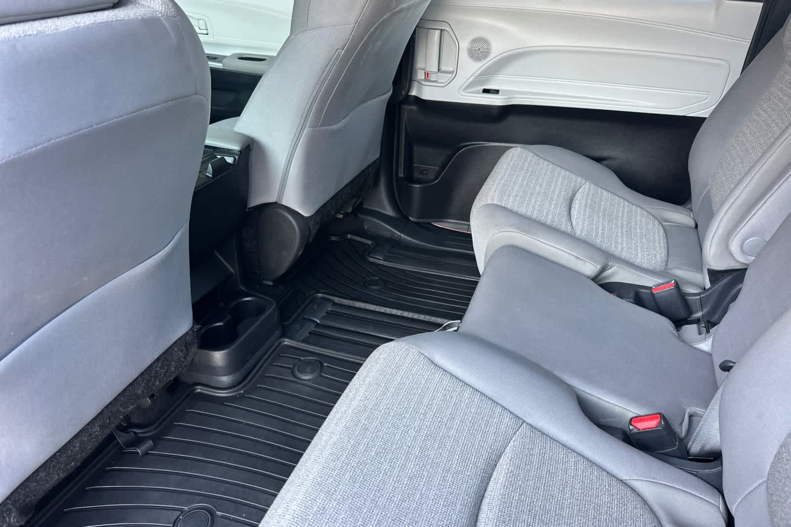 Used 2025 Toyota Sienna LE w/ LE Plus Package AWD/4WD image 4